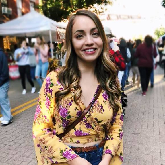 Meet your Posher, Alyssa - Picture 1 of 1